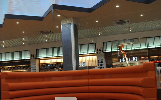 ネオパーサ浜松のフードコート（8日・新東名浜松SA下り線）