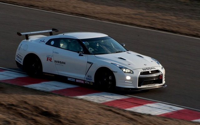 ニュル24時間レースに参戦するGT-R