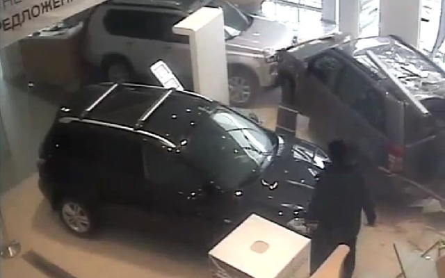 7日、日産のモスクワ販売店で起きた事件（動画キャプチャー）