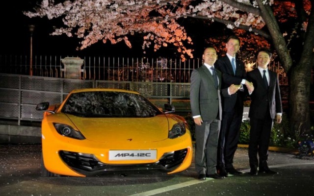 英国大使館・大使公邸内に展示されたマクラーレン MP4-12C