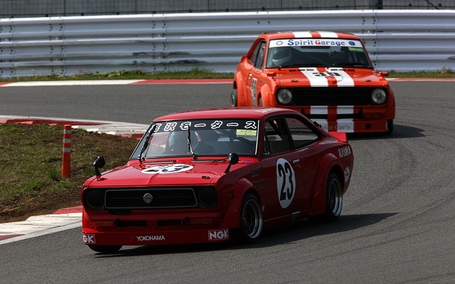 4月15日、JCCAクラシックカーフェスティバル 富士ジャンボリーが開催される（写真：KP61 スターレットとB310 サニーのフルチューニング車両によるレース）