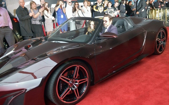 映画『ジ・アベンジャーズ』ハリウッドプレミアにダウニー・Jr運転で登場したNSXスポーツカー。助手席はスーザン・ダウニー。