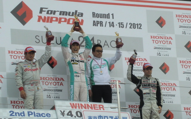 開幕戦の表彰台。左から2位の塚越、優勝の中嶋一貴&舘監督、3位オリベイラ。
