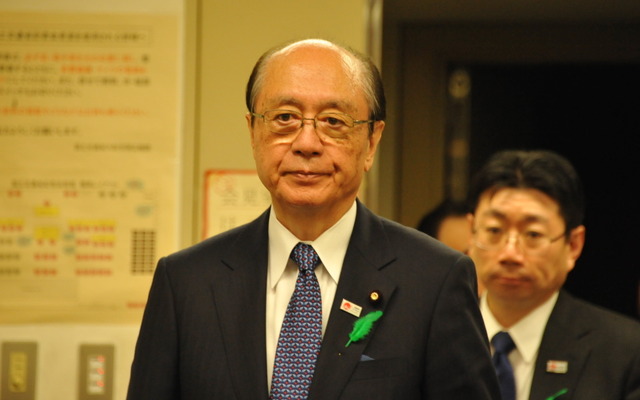 釈明会見に臨む前田国交相（16日・国交省）