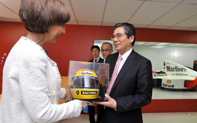 AGCグループ石村和彦CEO（向かって右）とアイルトン・セナ財団ビビアニ・セナ代表