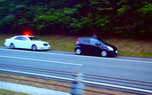 沖縄自動車道下り線で速度超過違反のレンタカーに近づく警察車両（2012年4月21日撮影）