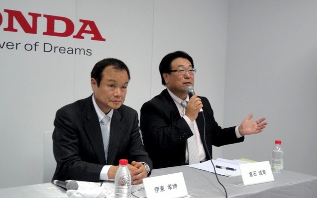 伊東本国社長と倉石中国法人社長（北京モーターショー12）
