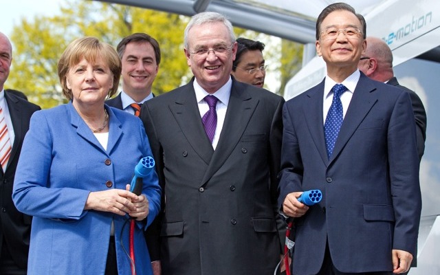 中国・温家宝首相とドイツ・メルケル首相が、ウォルフスブルグのフォルクスワーゲン工場を訪問