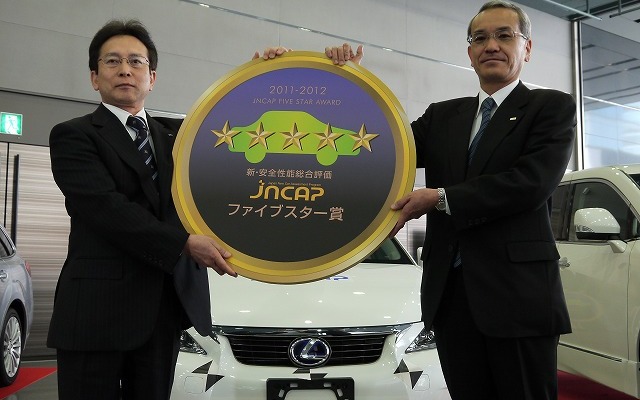 2011年度のJNCAP大賞はレクサス『CT200h』が受賞。