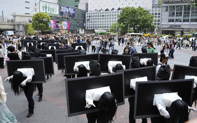 突如渋谷に登場した50人以上の貞子（ＴＶモニターから飛び出した半身の貞子を抱えた黒子姿で）