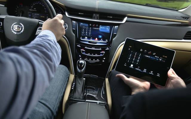 キャデラックXTSの顧客に無償配布されるiPad