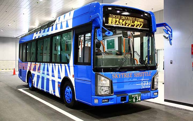 東京スカイツリー下の交通ロータリーに展示されたグラスルーフ仕様ノンステップバス