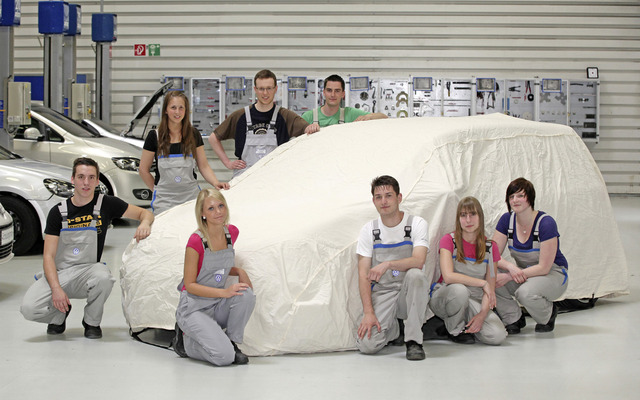 職業訓練生によって進行中のVWゴルフ GTIのカスタマイズ