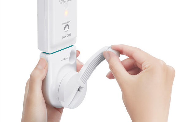 「CP-A2LAKS」を手回しで蓄電するイメージ
