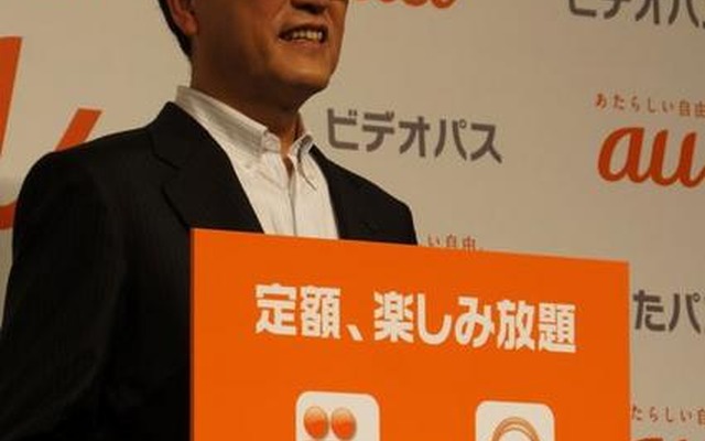 フォトセッションに応じる田中社長
