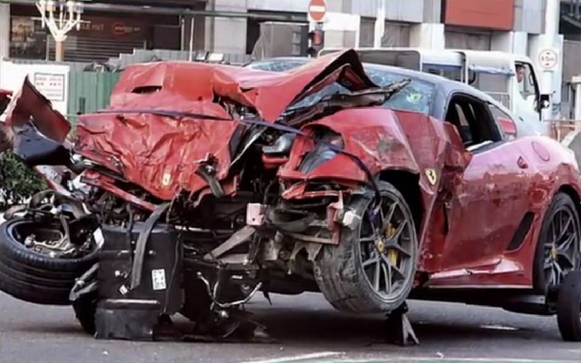 シンガポールで事故を起したフェラーリ599GTO（動画キャプチャー）