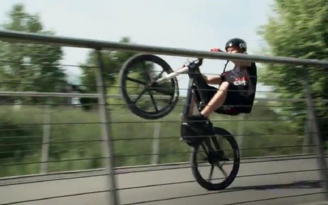 ジュリアン・デュポン氏によるアウディe-bike Wortherseeのスタント走行映像（動画キャプチャー）