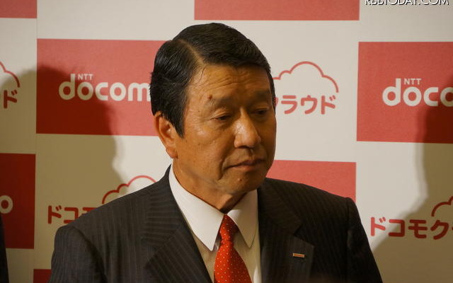 囲み取材に応じた山田社長