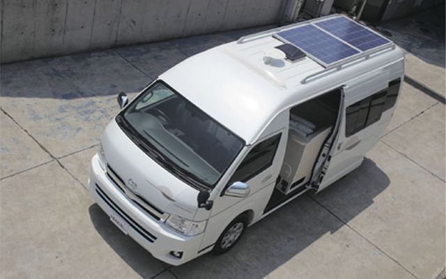 東京キャンピングカーショー2012 ルーフ部に搭載されたソーラーパネル