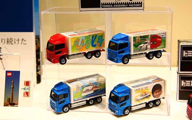 車体の色を選び、荷台に自由に絵を描いてプラスチックケースを組んで完成