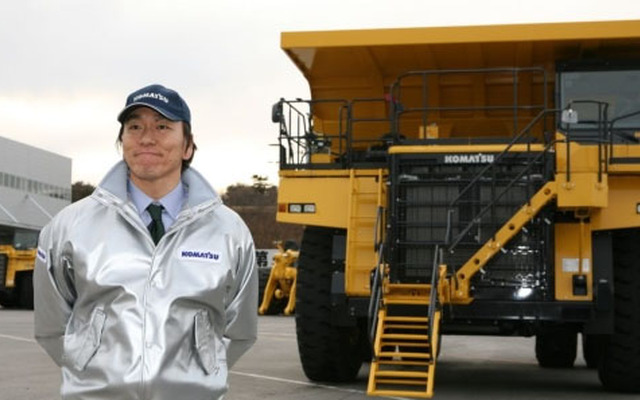 2012年2月8日コマツ茨城工場を訪問した松井選手(大型ダンプトラックHD785の前で撮影)