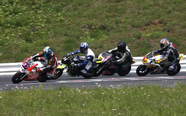 50ccから125ccまでのミニバイクが参戦する「FSWミニろく」
