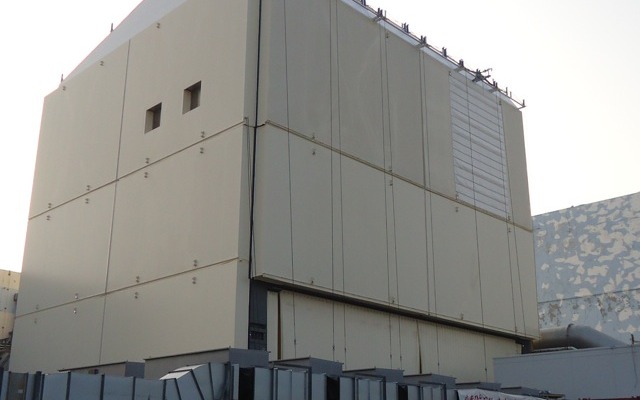 福島第一原子力発電所1号機原子炉建屋カバー屋根パネル（2011年10月14日撮影）
