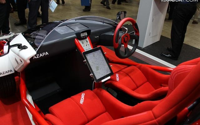 AZAPAのコンセプトEVミニカー。リチウムイオンバッテリーでインホイールモーター2基の後輪駆動だ。（人とくるまのテクノロジー12）