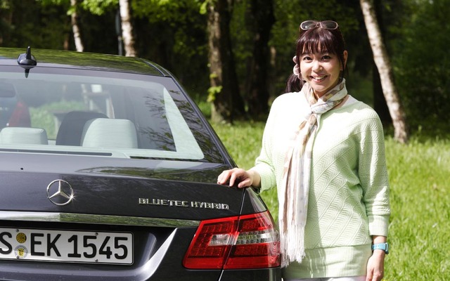 メルセデスベンツ E300ブルーテックハイブリッドと竹岡圭さん