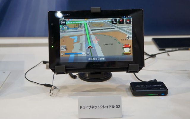 車載クレイドル「ドライブネットクレイドル02」と「MEDIAS TAB N-06D」の組み合わせ