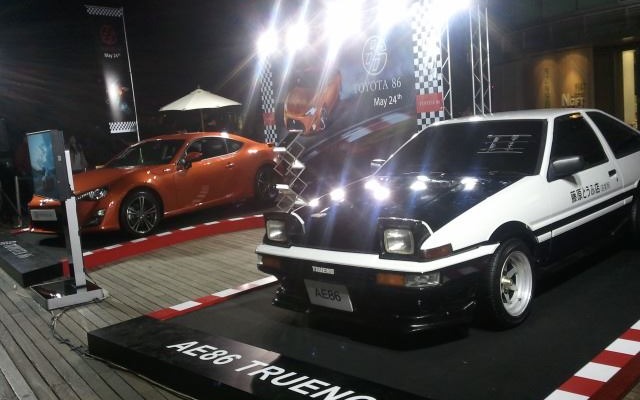 トヨタ86とオリジナルのAE86藤原とうふ店仕様
