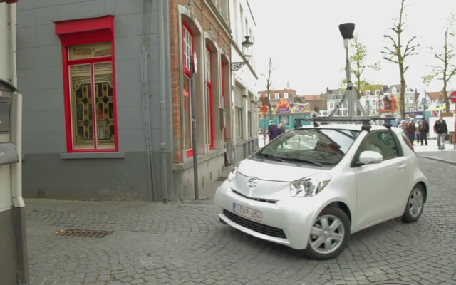 ベルギー中心部の狭い路地でGoogleストリートビューのデータ収録を行うトヨタiQ