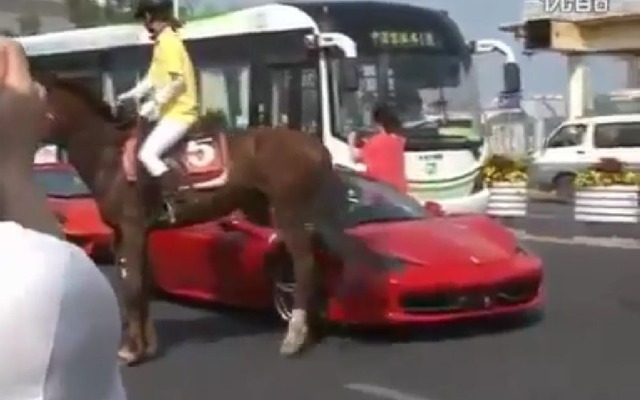 上海市内で馬に蹴られたフェラーリ458イタリア