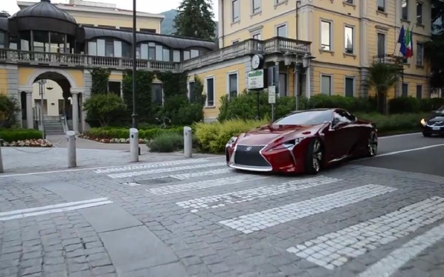 イタリア・ミラノの市街地を走行するレクサスLF-LC