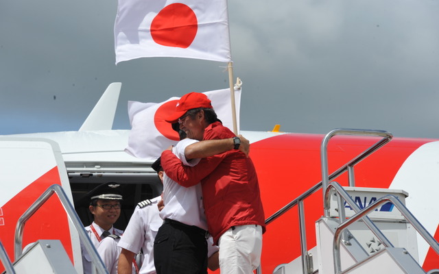 初号機到着。機長をハグで迎えた岩片和行エアアジア・ジャパン社長（11日・成田国際空港）