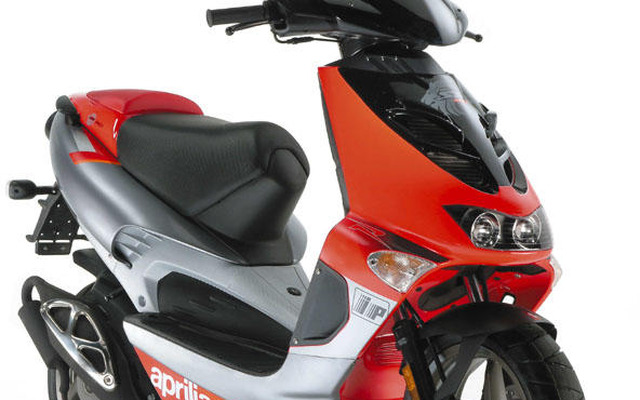 アプリリアが2004年型SR50発売