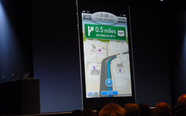 アップルの開発者向けイベントWWDC 2012（Apple World Wide Developpers Conference 2012）の基調講演、iOS 6のプレゼンテーションの様子。