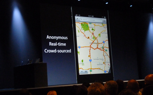 アップルの開発者向けイベントWWDC 2012（Apple World Wide Developpers Conference 2012）の基調講演、iOS 6のプレゼンテーションの様子。