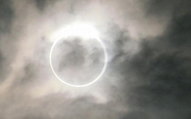 雲ごしではあるが、金環食の状態がはっきりと分かる