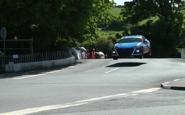 マン島TTのコースで大ジャンプを決めるスバルBRZ
