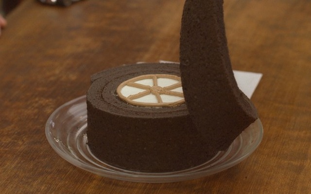 ブリヂストンCM「タイヤロールケーキ」
