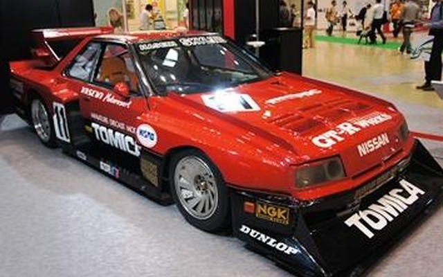 日産自動車の「スカイライン55周年記念展示」にもトミカのロゴ。