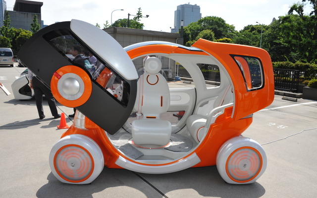 国土交通省正面玄関前の駐車場で行われた超小型モビリティのデモスズキ「Q-CONCEPT」