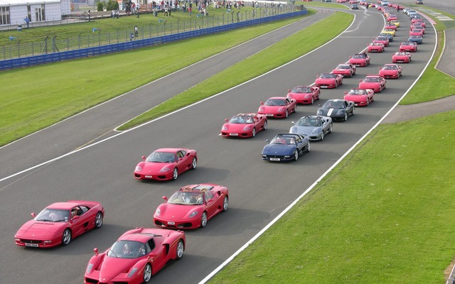 2007年、英国シルバーストンで行われたフェラーリ385台によるパレード