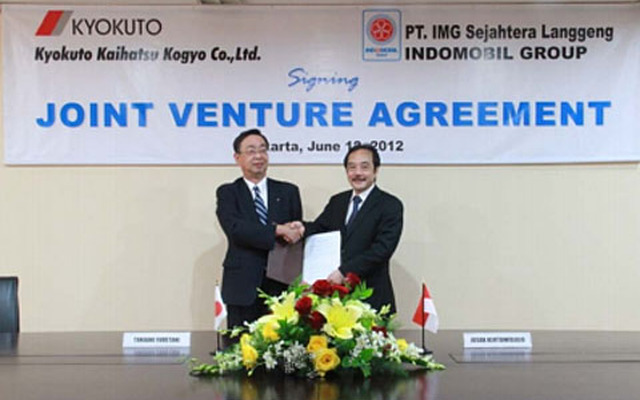 インドモービル JUSAK KERTOWIDJOJO社長（右）と極東開発工業 筆谷高明社長