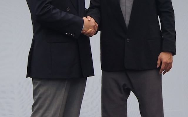 マツダ・山内社長（左）とサッカー日本代表長友佑都氏（右）
