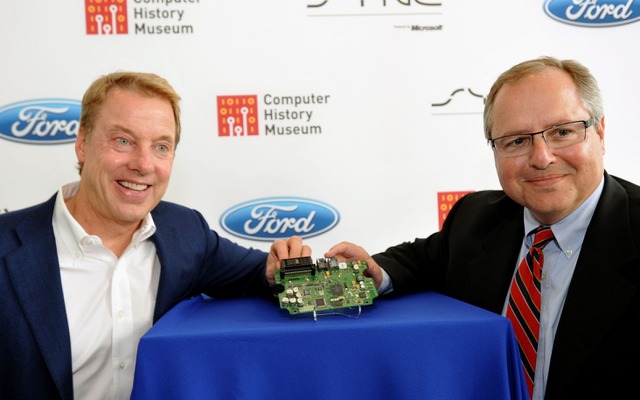 SYNCの基盤を手にしたフォードモーターのビル・フォード会長（左）