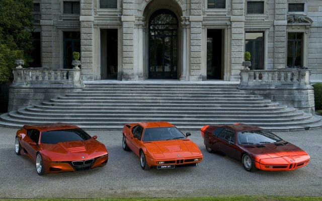 オリジナルのBMW M1(中央）。左は2008年に発表されたM1オマージュ