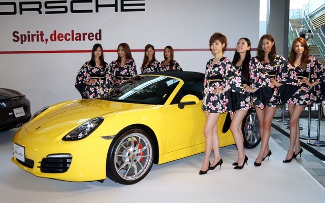 ポルシェの新型ボクスター発表会、モデルガールズも登場