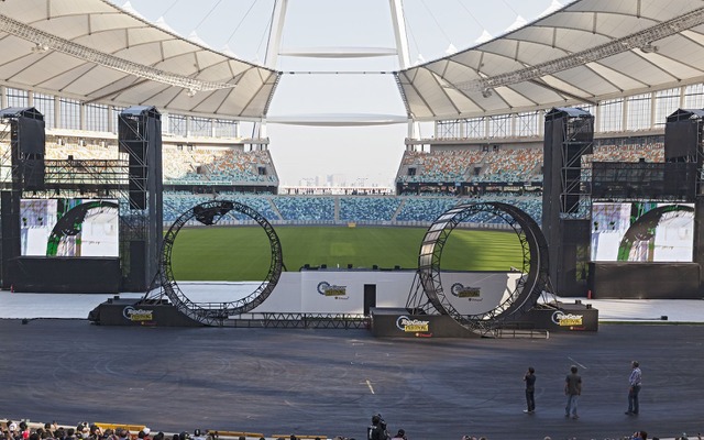 南アフリカ共和国で開催された「Top Gear Live」で披露された巨大ループを使ったカースタント